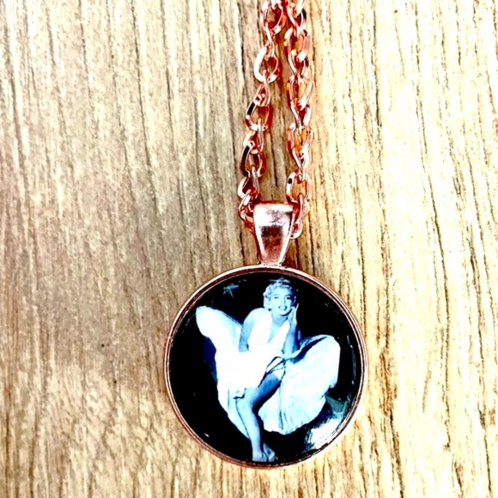 Marilyn Monroe Rose Gold Colour Necklace, NWT
